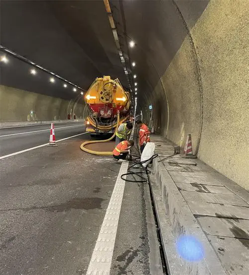 南郑隧道排水渠清淤